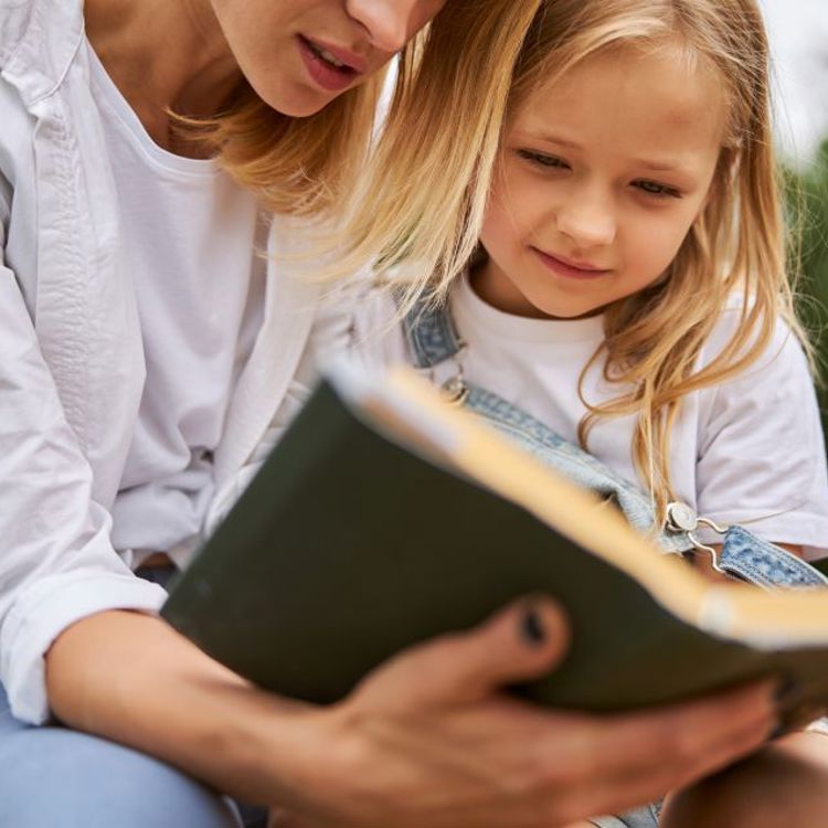 Moeder Leest Meisje Voor