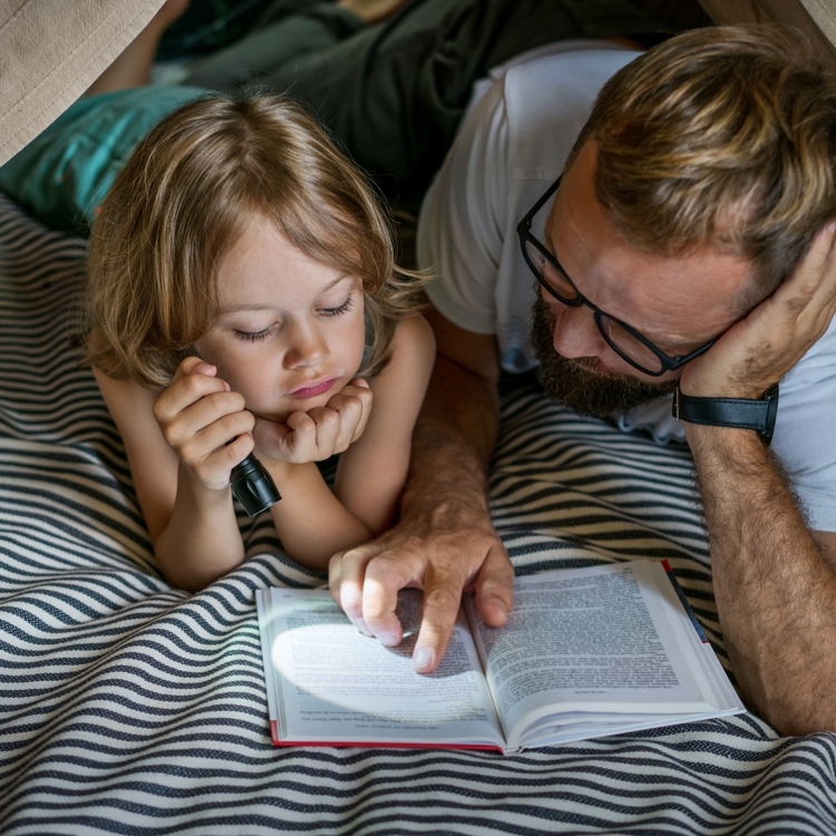 Meisje En Vader Lezen Boek In Tent