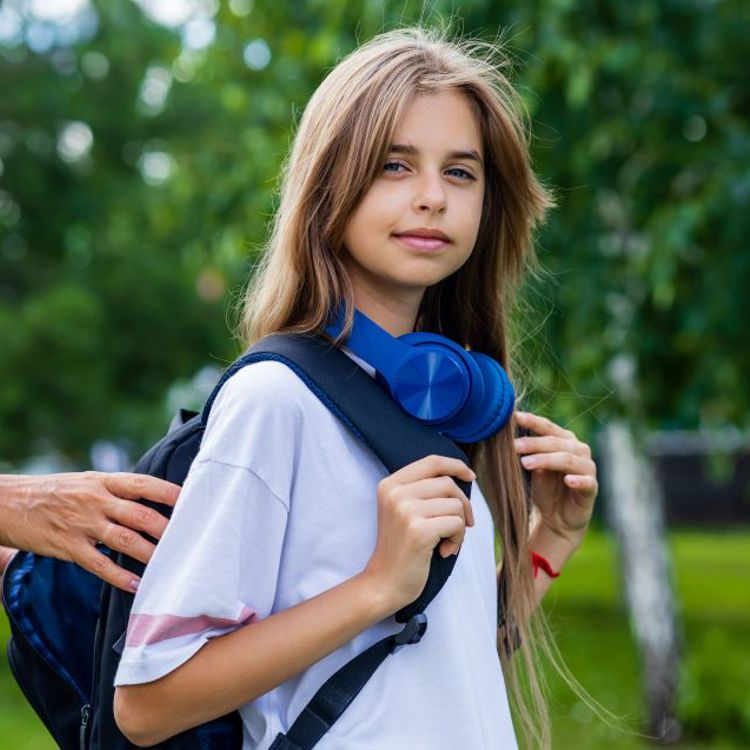 Tienermeisje Met Tas En Koptelefoon